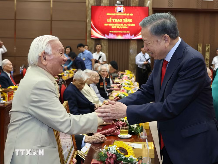 Tổng Bí thư, Chủ tịch nước Tô Lâm và các đảng viên lão thành nhận Huy hiệu Đảng. Ảnh: Thống Nhất/TTXVN
