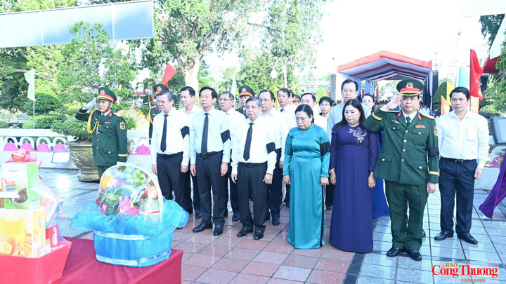 Các đại biểu đã dành một phút mặc niệm, bày tỏ lòng tiếc thương vô hạn và tri ân sâu sắc đối với các anh hùng liệt sĩ.