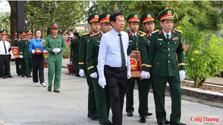 Thượng tướng Nguyễn Văn Gấu - Ủy viên BCH Trung ương Đảng, Ủy viên Quân ủy Trung ương, Thứ trưởng Bộ Quốc phòng; ông Đỗ Thanh Bình - Bí thư Thành ủy, Trưởng đoàn Đại biểu Quốc hội TP. Cần Thơ tiễn đưa các anh hùng liệt sĩ về nơi an nghỉ cuối cùng.