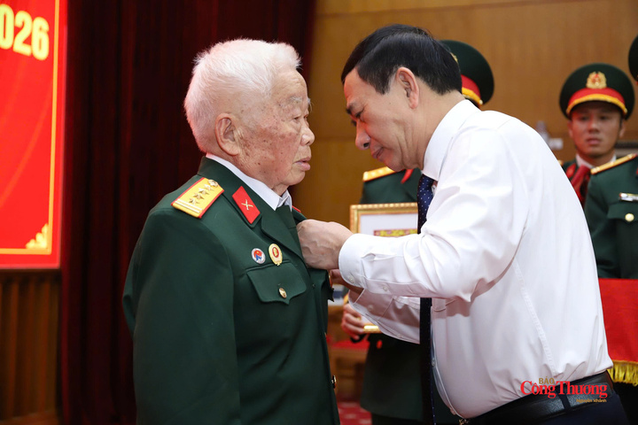 Đại tướng Phan Văn Giang, Ủy viên Bộ Chính trị, Phó Bí thư Quân uỷ Trung ương, Phó Thủ tướng Chính phủ, Bộ trưởng Bộ Quốc phòng trao tặng Huy hiệu 80 năm tuổi Đảng tới đồng chí Nguyễn Khánh Trung.