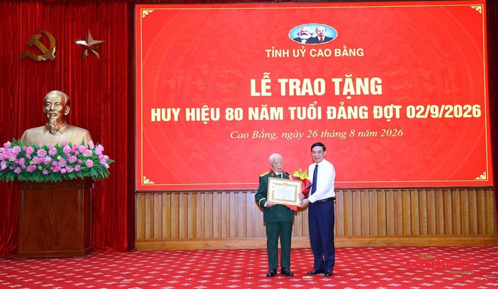 Phó Thủ tướng Chính phủ Phan Văn Giang mong các đồng chí đảng viên lão thành giữ gìn sức khỏe; phát huy trách nhiệm, uy tín, trí tuệ, kinh nghiệm, là chỗ dựa tinh thần tin cậy của cấp ủy, chính quyền và Nhân dân.