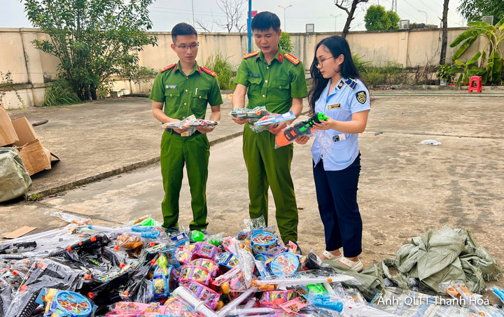 Phòng Cảnh sát PCCC và CNCH đã phối hợp với Công an xã Quảng Yên và Đội Quản lý thị trường số 9 kiểm tra và xử lý đồ chơi trẻ em không rõ nguồn gốc.
