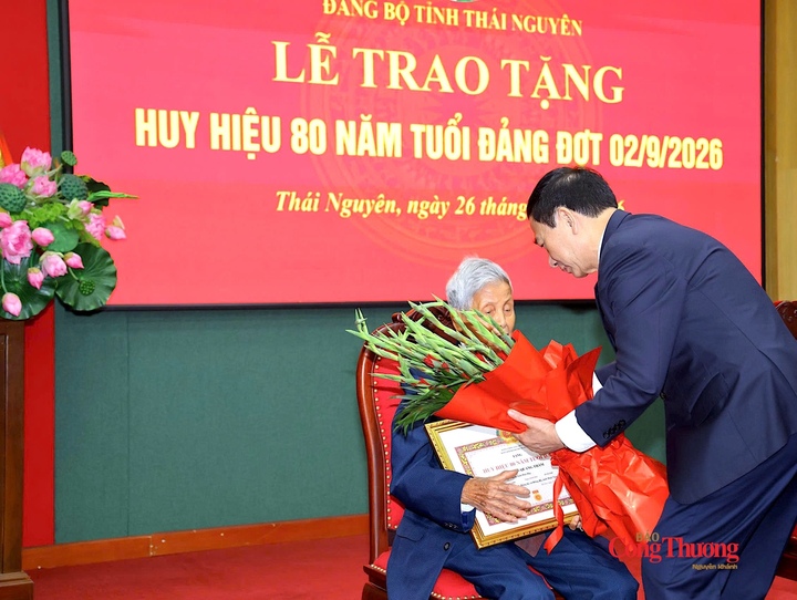 Đại tướng Phan Văn Giang trao Huy hiệu 80 năm tuổi Đảng và tặng hoa chúc mừng đồng chí Nguyễn Quang Thẩm.
