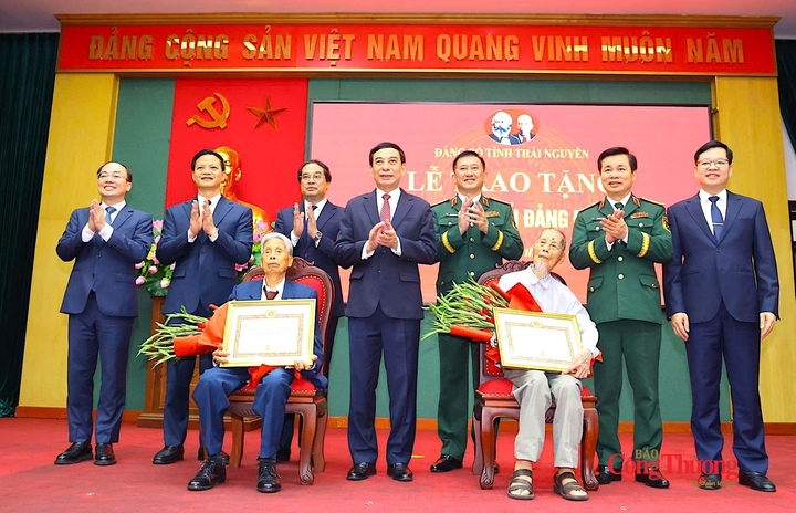 Đại tướng Phan Văn Giang, lãnh đạo tỉnh Thái Nguyên và các đại biểu chúc mừng hai đảng viên Nguyễn Đình Lưu và Nguyễn Quang Thẩm được trao tặng Huy hiệu 80 năm tuổi Đảng.