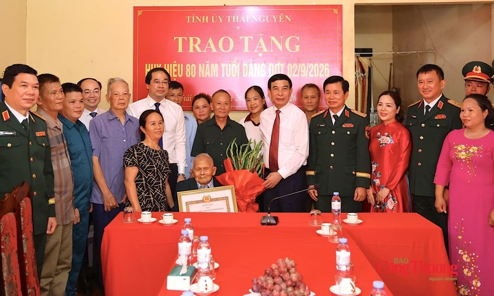 Đại tướng Phan Văn Giang và các đại biểu chụp ảnh chung cùng đồng chí Phạm Đình Lưỡng và gia đình.