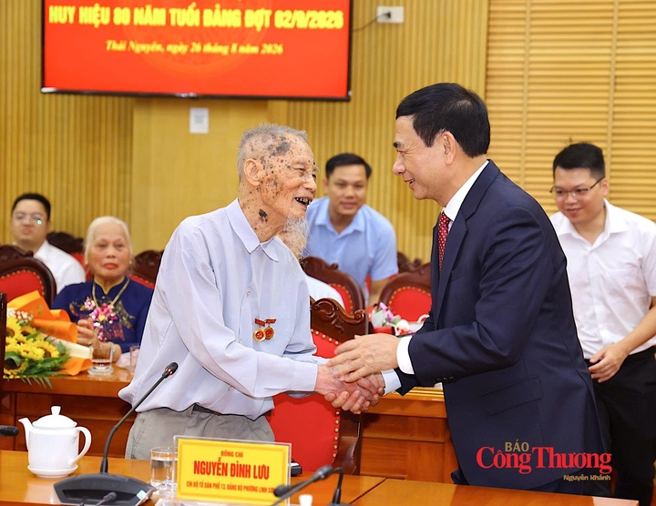 Đảng viên Nguyễn Đình Lưu chia sẻ cùng Đại tướng Phan Văn Giang khi được vinh dự nhận Huy hiệu 80 năm tuổi Đảng.