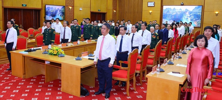 Các đại biểu tham dự tại lễ trao Huy hiệu 80 năm tuổi Đảng.