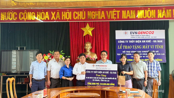 Công ty Thủy điện An Khê - Ka Nak trao hỗ trợ 210 triệu đồng cho xã Kbang.