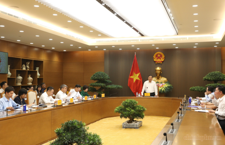 Phó Thủ tướng Thường trực Phạm Gia Túc: Cần phải có sự điều chỉnh phù hợp chỉ tiêu về phát triển nhà ở xã hội, hướng mạnh tới phát triển loại hình nhà ở cho thuê song cũng cần xem xét kỹ lưỡng căn cứ, cơ sở, tỉ lệ giảm chỉ tiêu nhà ở xã hội - Ảnh: chinhphu.vn/Nguyễn Hoàng