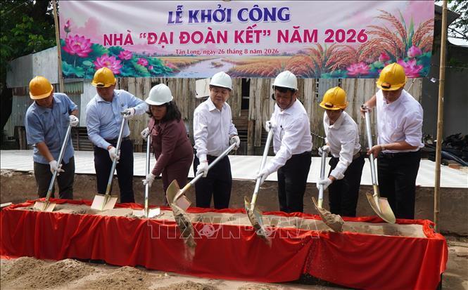 Lãnh đạo tỉnh Đồng Tháp và đại diện các cơ quan thực hiện nghi thức khởi công nhà Đại đoàn kết tại xã đảo Tân Long