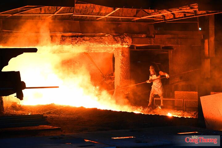 Doanh nghiệp phải cân nhắc giữa tiếp tục trả tiền cho lượng khí nhà kính tạo ra hay bỏ vốn nâng cấp công nghệ và quy trình sản xuất. Ảnh: Du Ca