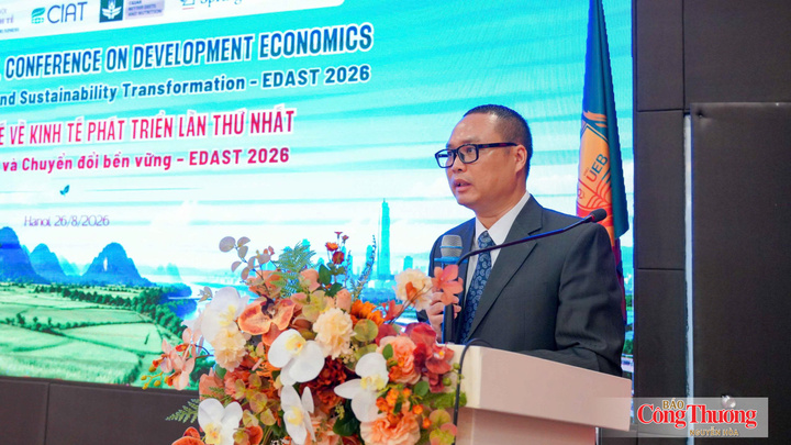 PGS.TS Nguyễn An Thịnh, Trưởng khoa Kinh tế phát triển, Trường Đại học Kinh tế, Đại học Quốc gia Hà Nội phát biểu tại hội thảo.