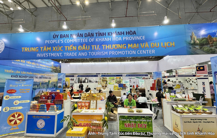 21 doanh nghiệp tham gia lần này có các sản phẩm gắn với lợi thế của Khánh Hòa như yến sào, nước mắm, rong nho, nông sản tươi và các sản phẩm chế biến.