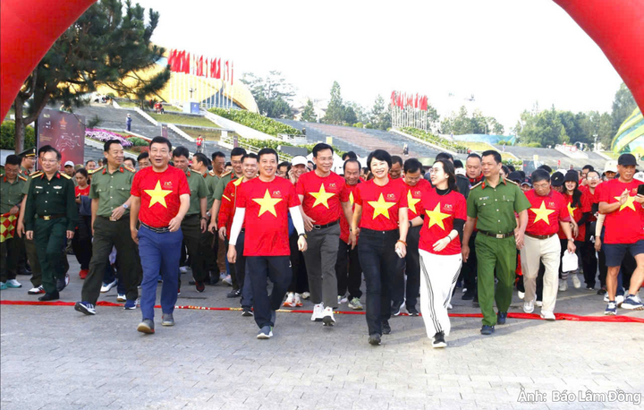 Lãnh đạo tỉnh Lâm Đồng tham gia chương trình đi bộ "Cùng Việt Nam tiến bước" năm 2025 tại địa phương.