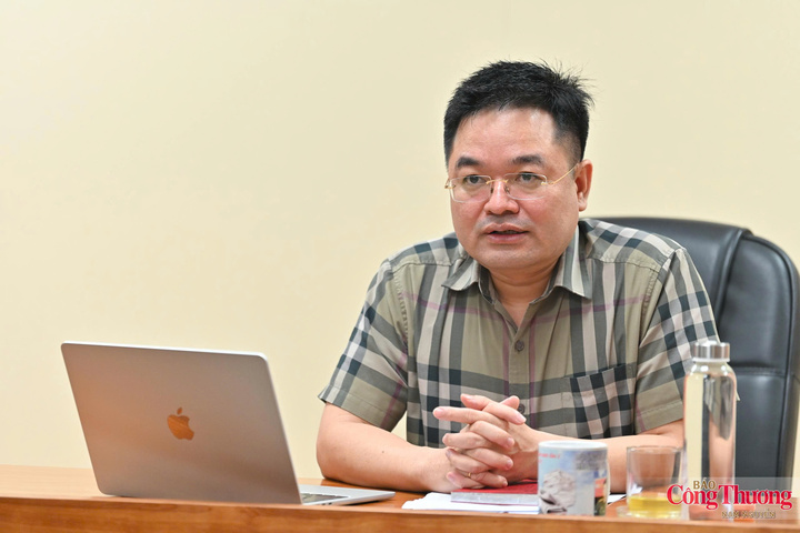 Nhà báo Nguyễn Văn Minh - Ủy viên Ban Chấp hành Đảng bộ Bộ Công Thương, Bí thư Đảng ủy, Tổng Biên tập Báo Công Thương chủ trì cuộc họp.
