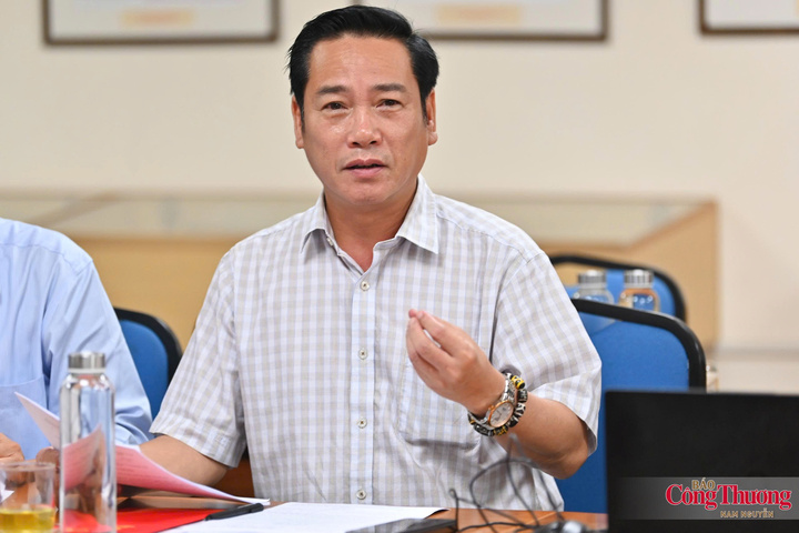 TS. Nguyễn Công Dũng - Ủy viên chuyên trách Hội đồng Biên tập Nhà xuất bản Chính trị quốc gia Sự thật phát biểu tại cuộc họp.