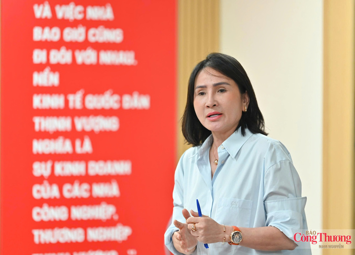Bà Vũ Thị Kim Ngân - Phó Chủ tịch Hội đồng Biên tập phát biểu tại cuộc họp.