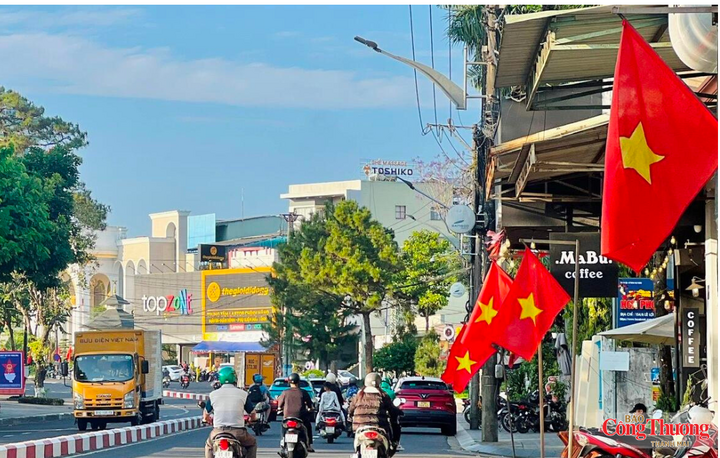 Trên các tuyến đường, sắc đỏ của cờ Tổ quốc nổi bật giữa không gian phố núi.