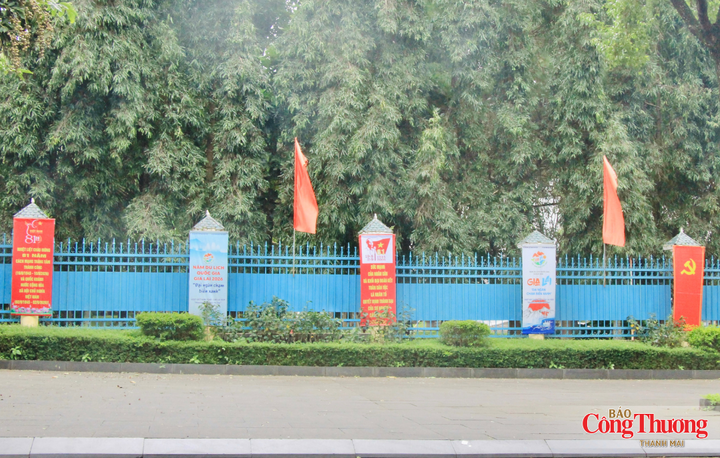 Pano khẩu hiệu, cờ Đảng trên tuyến đường Trần Phú.