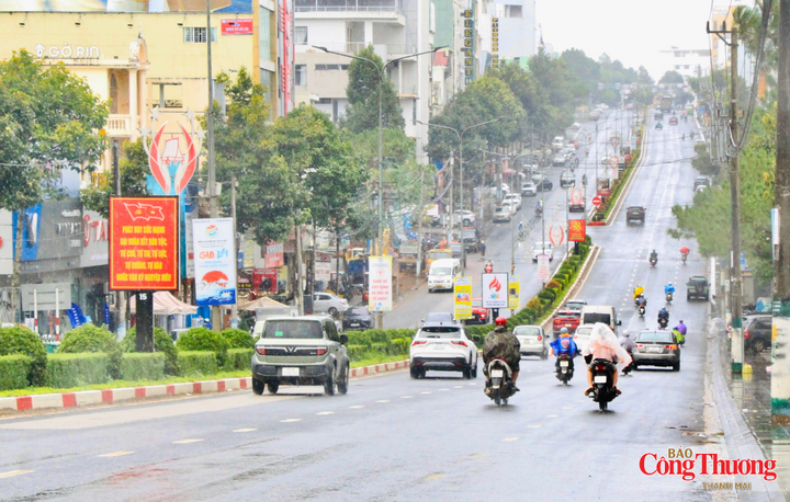 Nhiều tuyến đường trang hoàng rực rỡ chào mừng kỷ niệm 81 năm Cách mạng Tháng Tám và Quốc khánh 2/9.