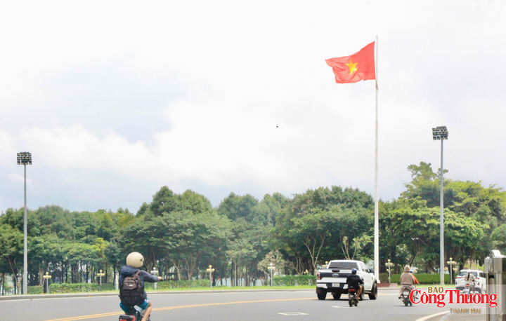 Tại Quảng trường Đại Đoàn Kết, lá cờ Tổ quốc tung bay trong gió.