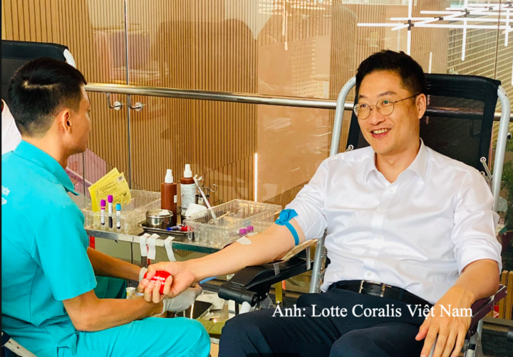 Tổng Giám Đốc Lotte Coralis Việt Nam và Lotte P&D Việt Nam hòa mình cùng không khí ngày hội hiến máu của tòa nhà.