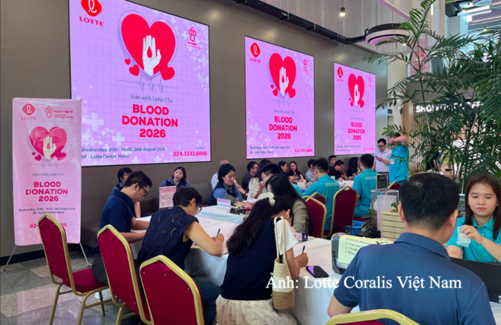 Toàn thể nhân viên văn phòng có mặt từ rất sớm để xếp hàng hiến máu tại tòa nhà Lotte Center Hà Nội.