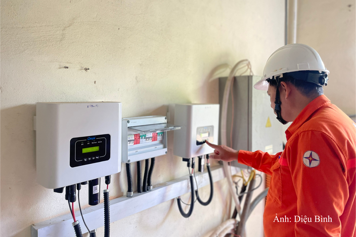 Công nhân kiểm tra thiết bị của hệ thống điện mặt trời
