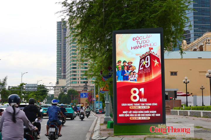Các biển LED trên các tuyến đường cũng được trang hoàng mừng Tết Độc lập 2/9.