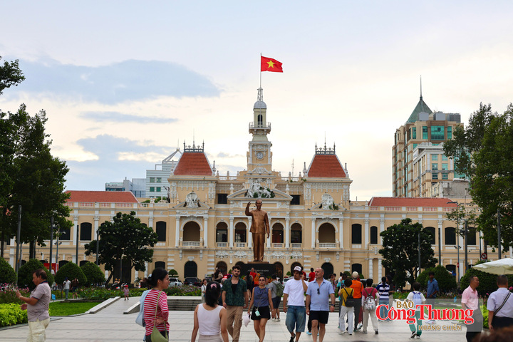 Tại phố đi bộ Nguyễn Huệ, nhiều du khách trong và ngoài nước tập trung tham quan, check-in không khí trước Đại lễ 2/9.