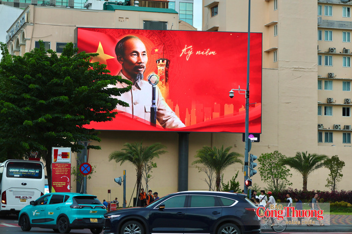 Hình ảnh Chủ tịch Hồ Chí Minh đọc bản Tuyên ngôn Độc lập trên Quảng trường Ba Đình lịch sử ngày 2/9/1945 được tái hiện trên các bảng điện tử...