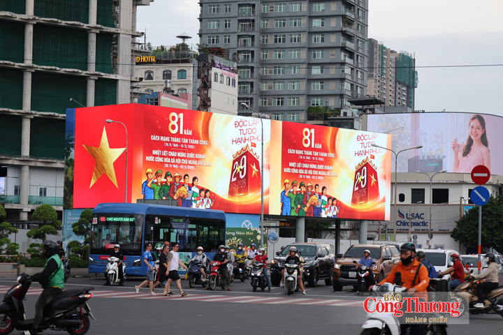 Trên các tuyến đường trung tâm như: Đồng Khởi, Nguyễn Huệ, Lê Lợi, Nguyễn Thị Minh Khai..., các biển LED lớn đồng loạt rực đỏ, trình chiếu nội dung tuyên truyền chào mừng Quốc khánh 2/9.