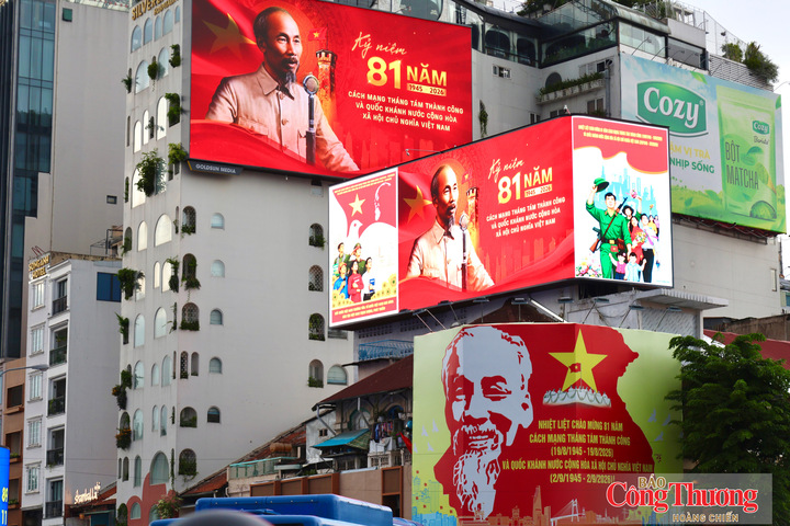 Các không gian công cộng được trang hoàng cờ hoa, tạo điểm nhấn trong những ngày cả nước hướng tới Quốc khánh 2/9.