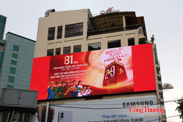 Pano, áp phích với nội dung tuyên truyền về Cách mạng Tháng Tám và Quốc khánh 2/9 được lắp đặt tại nhiều khu vực trên địa bàn thành phố.