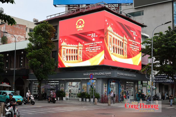 Các biển LED cỡ lớn đồng loạt rực đỏ Quốc huy, cờ Tổ quốc...