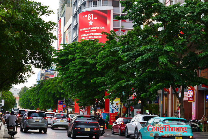 Các tuyến đường trung tâm được trang trí cờ, pano, áp phích tuyên truyền hướng tới kỷ niệm Quốc khánh 2/9.