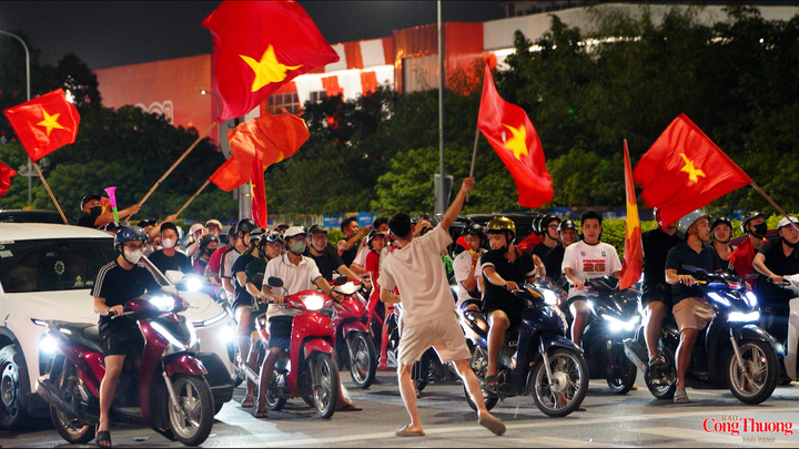 Sau khi tuyển Việt Nam thắng Thái Lan, giành chức vô địch ASEAN Cup tối 26/8, hàng nghìn người hâm mộ trên khắp cả nước bắt đầu đổ ra đường, mang theo cờ đỏ sao vàng và liên tục reo hò, hát vang ăn mừng chiến thắng.