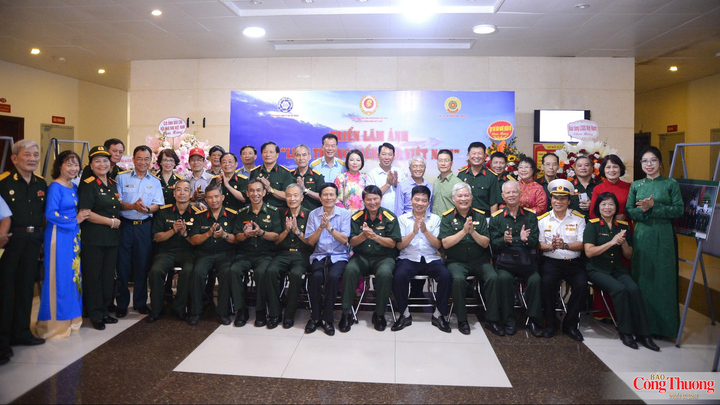 Triển lãm là cầu nối giúp người dân biến đến nhiều hơn hoạt động của cán bộ, chiến sĩ Hải quân nhân dân Việt Nam tại vùng biển, hải đảo của Tổ quốc.