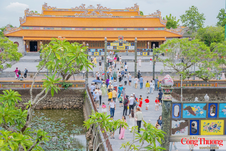 Khu vực Đại nội Huế thu hút đông đảo du khách trong các dịp lễ lớn của đất nước