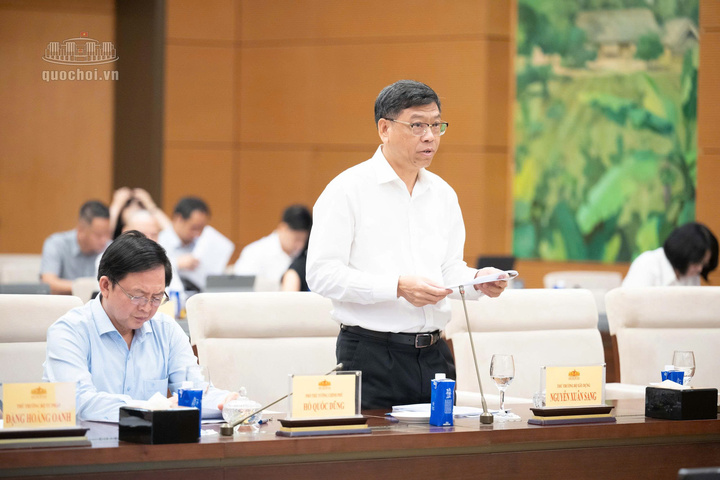 Thứ trưởng Bộ Xây dựng Nguyễn Xuân Sang trình bày tờ trình dự án Bộ luật.