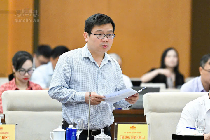 Thứ trưởng Bộ Công Thương Trương Thanh Hoài trình bày tóm tắt tờ trình dự án Luật.