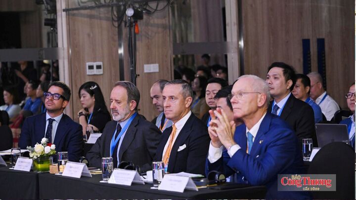 Các chuyên gia, khách mời tham dự diễn đàn