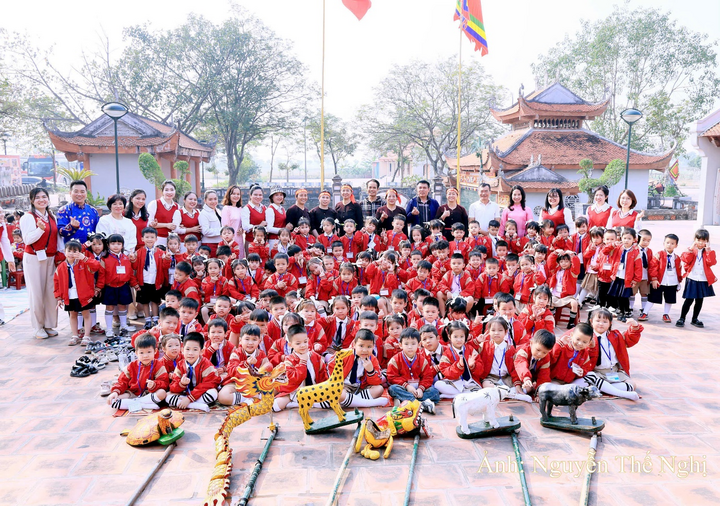 Hoạt động biểu diễn kết hợp với trải nghiệm tìm hiểu về các con rối của các em học sinh.