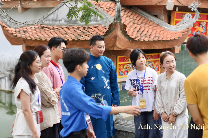 Nhóm khán giả trẻ tìm đến phường Đào Thục để tìm hiểu về nghệ thuật múa rối nước.