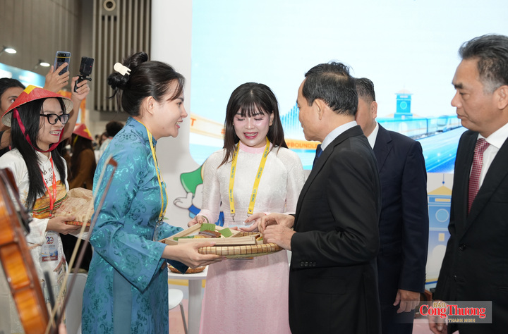 Ông Trần Lưu Quang, Ủy viên Bộ Chính trị, Bí thư Thành ủy TP. Hồ Chí Minh tham quan gian hàng giới thiệu sản phẩm tại sự kiện.