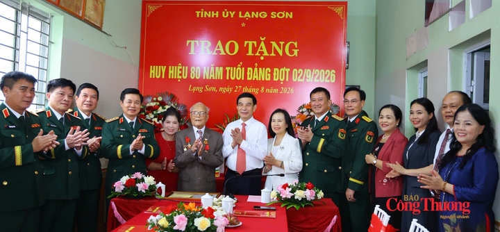 Dù ở cương vị nào, các đồng chí đảng viên lão thành luôn tiên phong, gương mẫu trong mọi phong trào; là chỗ dựa tinh thần vững chắc cho gia đình, là tấm gương sáng cho các thế hệ đảng viên học tập, noi theo.