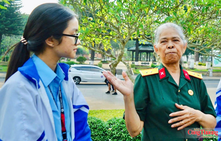 Bà Rơ Châm H’Yéo nhắc nhớ cho thế hệ hôm nay về những chiến công hào hùng của dân tộc.