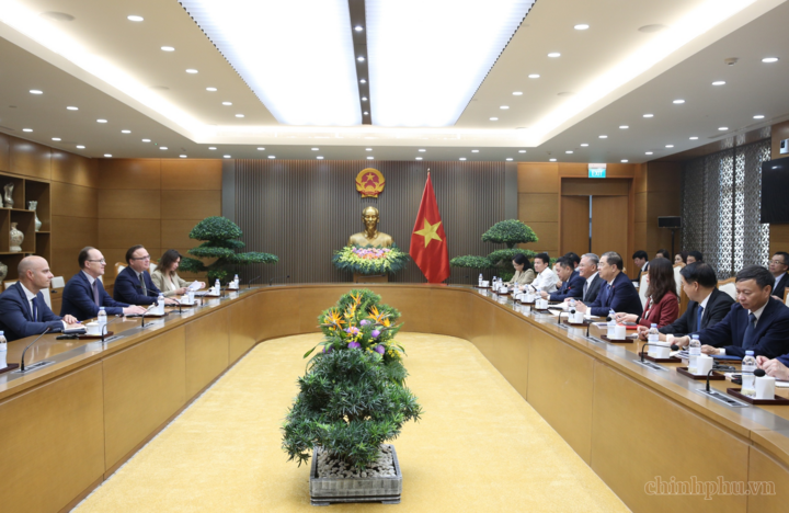 Phó Thủ tướng Thường trực Chính phủ Phạm Gia Túc và Đại sứ Bezdetko Gennady Stepanovich cùng trao đổi nhiều vấn đề mà hai bên cùng quan tâm trong thúc đẩy quan hệ hợp tác toàn diện giữa hai nước - Ảnh: chinhphu.vn/Nguyễn Hoàng