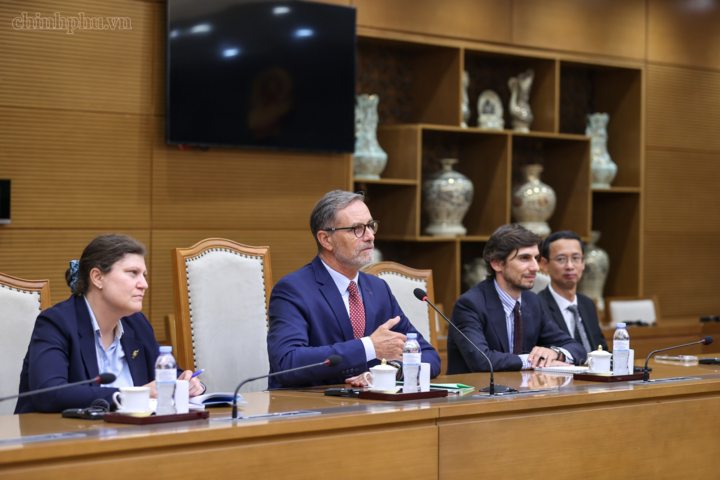 Đại sứ Olivier Brochet bày tỏ sự xúc động trước sự quan tâm, hỗ trợ của Chính phủ, các bộ, ngành và địa phương Việt Nam dành cho cá nhân ông cũng như Đại sứ quán Pháp trong suốt nhiệm kỳ vừa qua. Ảnh: chinhphu.vn/Nhật Bắc