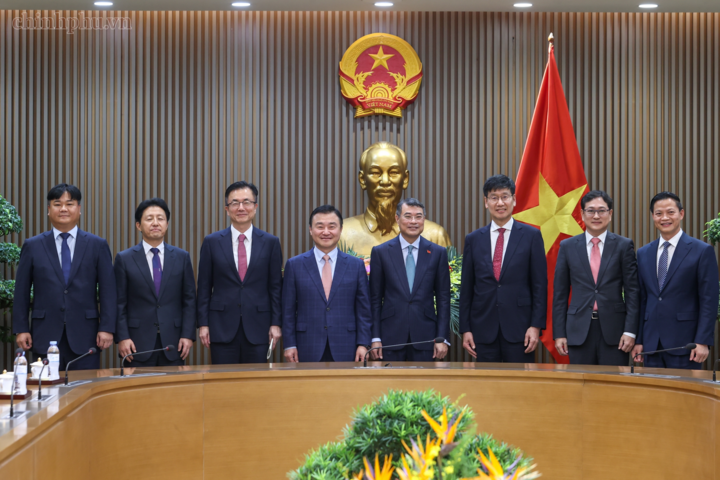 Thủ tướng Lê Minh Hưng chụp ảnh lưu niệm tại buổi tiếp - Ảnh: chinhphu.vn/Nhật Bắc